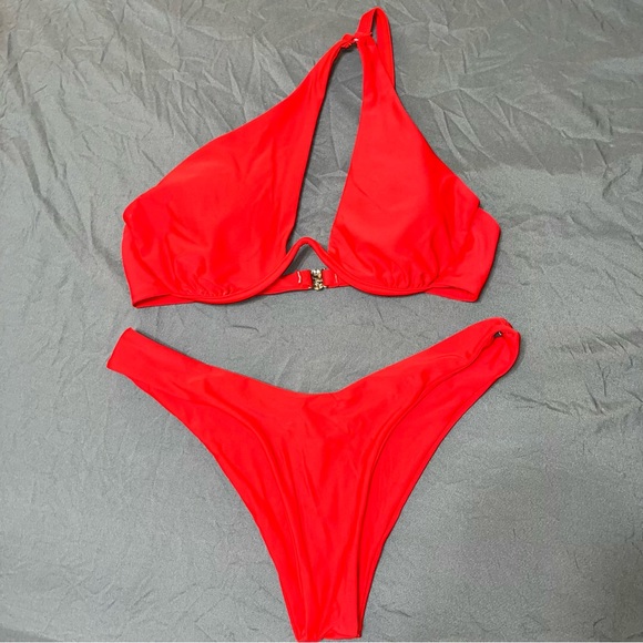 Red bikini - Picture 3 of 8